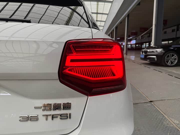 Audi Q2L 2018 35 TFSI V — фото 21
