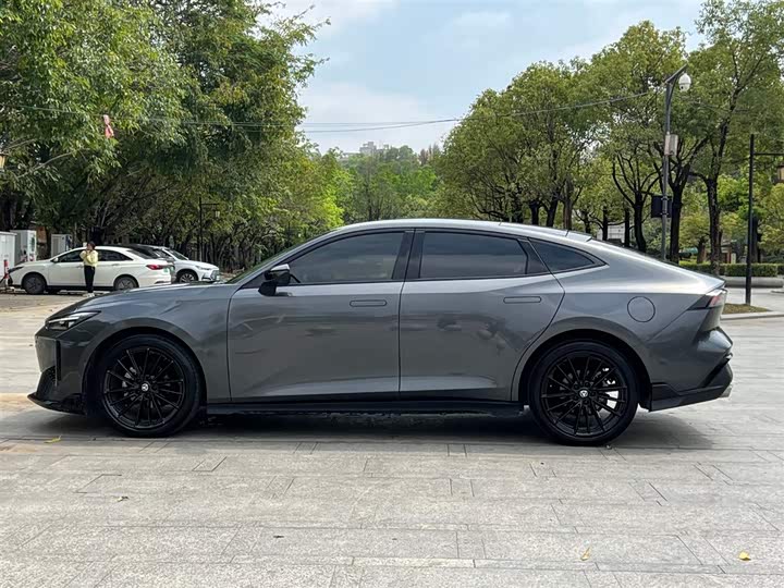 Changan UNI-V 2024 1.5 T Premium — фото 3