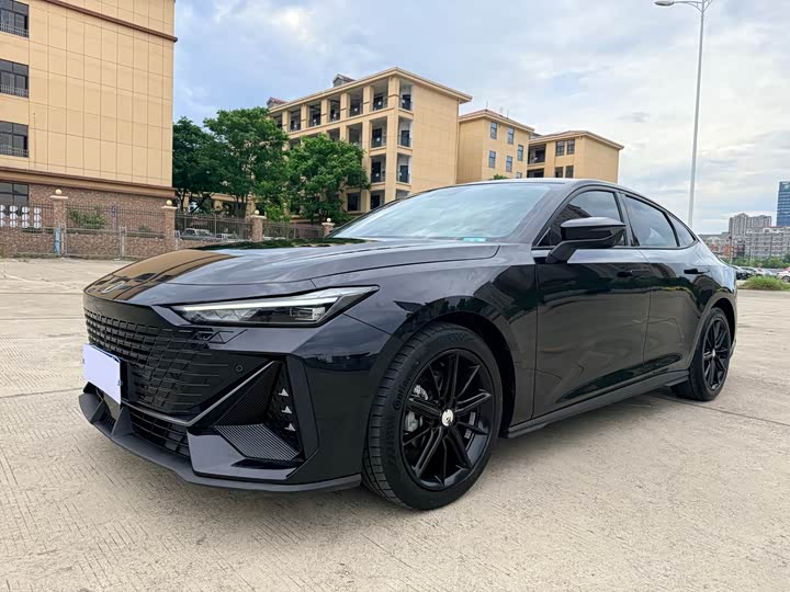 Changan UNI-V 2023 1.5 T Premium — фото 1