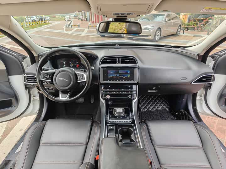 Jaguar XEL 2018 2.0 T 200 PS — фото 11