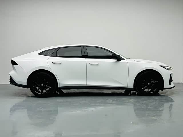 Changan UNI-V 2023 1.5 T Premium — фото 8