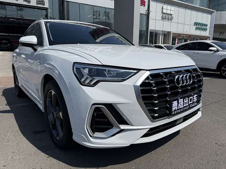 Audi Q3 2022 35 TFSI — фото 3