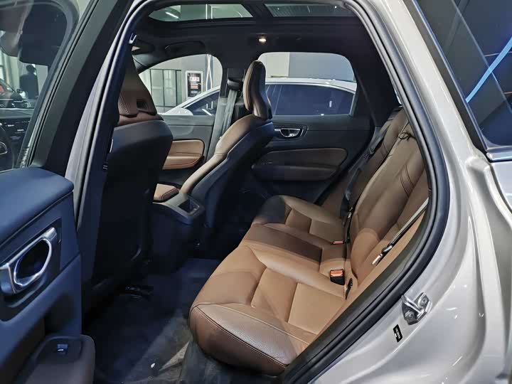 Volvo XC60 2023 B 5 4 WD — фото 10