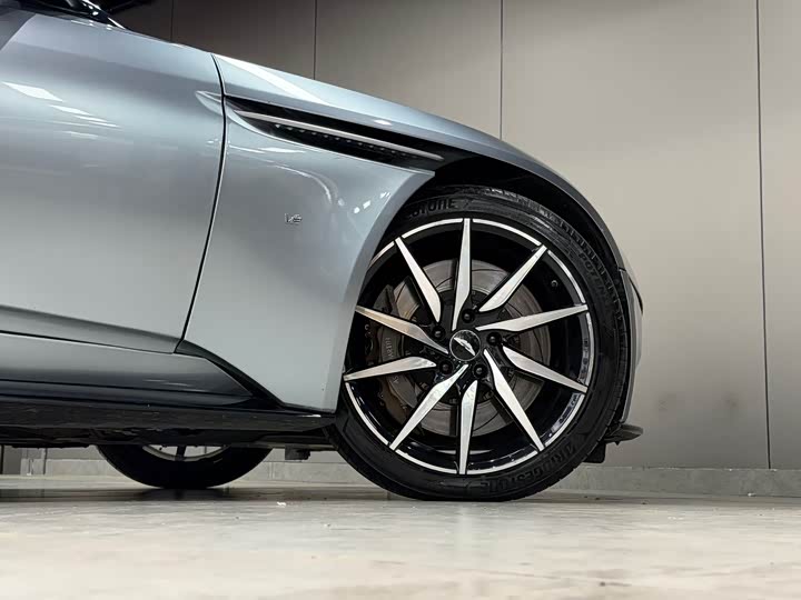 Aston Martin DB 11 2016 5.2 T — фото 16