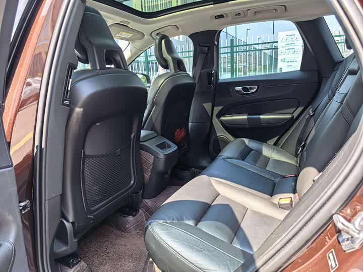 Volvo XC60 2018 T 5 4 WD — фото 12