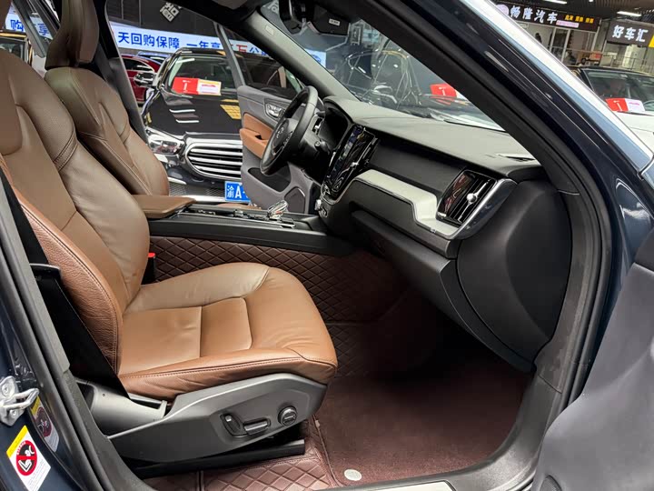 Volvo XC60 2022 B 5 4 WD — фото 19