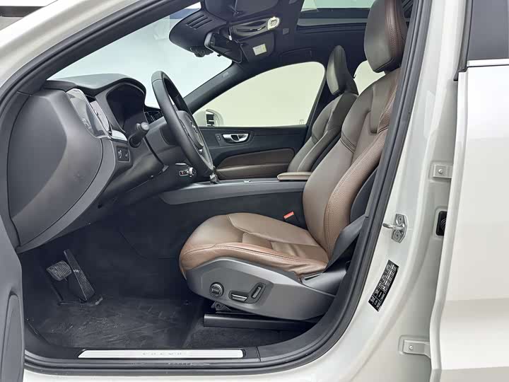 Volvo XC60 2021 T 5 4 WD — фото 3