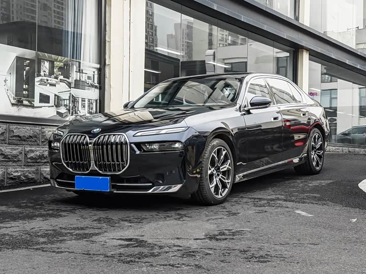BMW 7-Series 2023 735 Li — фото 1