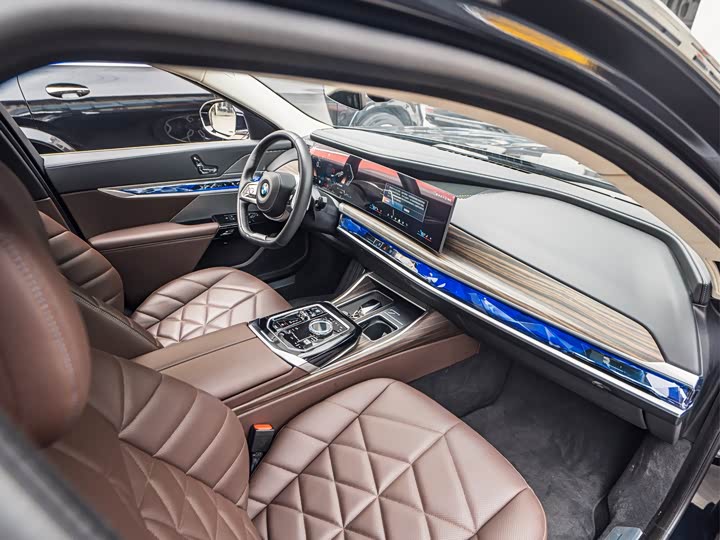 BMW 7-Series 2023 735 Li — фото 10