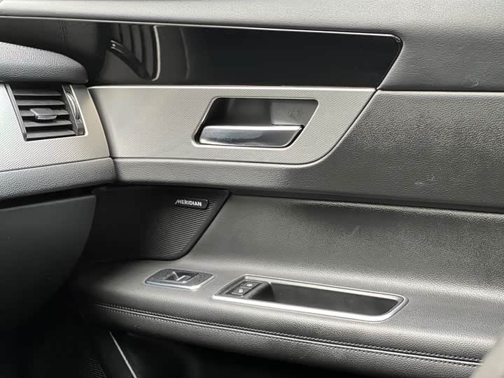 Jaguar XFL 2018 XFL 2.0 T 200 PS — фото 16