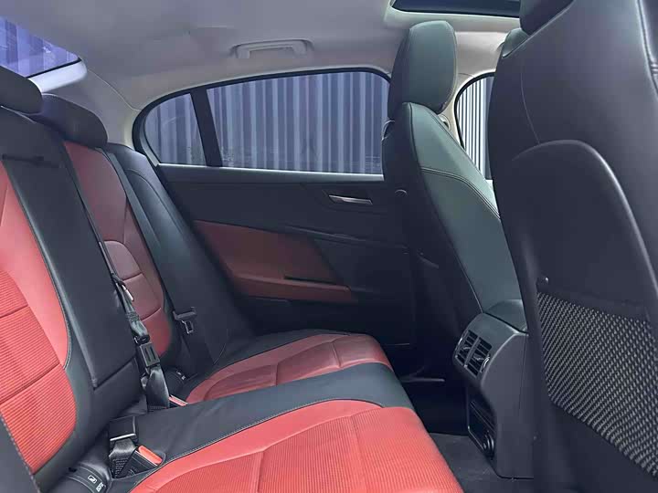 Jaguar XE 2015 2.0 T 200 PS R-Sport — фото 15