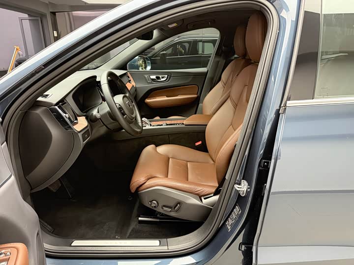 Volvo XC60 2025 B 5 4 WD — фото 14
