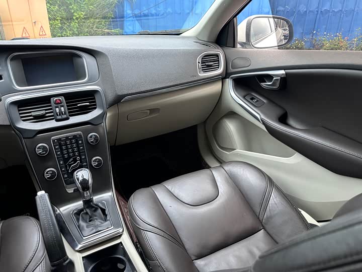 Volvo V40 2015 1.6 T — фото 11