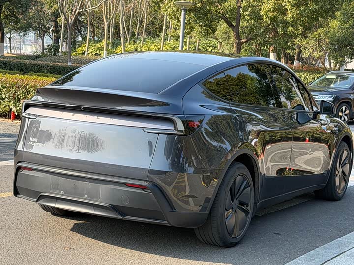 Tesla Model Y 2025 — фото 10