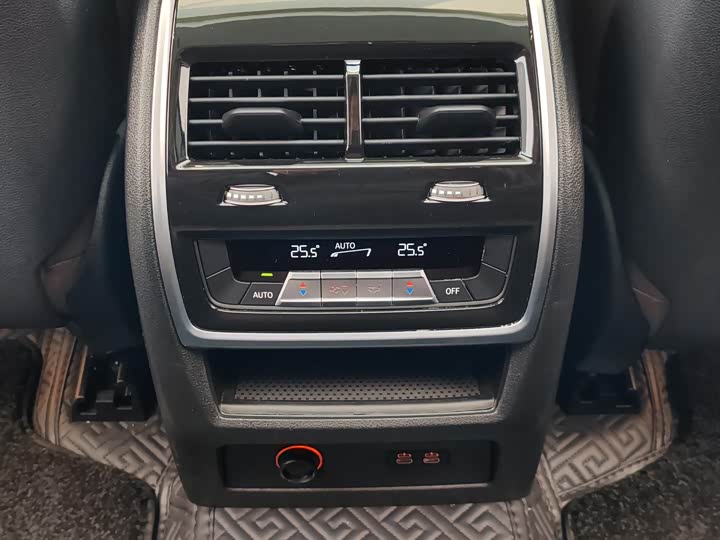 BMW X7 2024 x Drive 40i Leading — фото 15