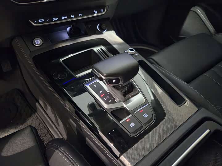 Audi Q5L 2022 40 T — фото 13