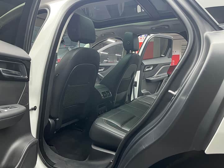 Jaguar F-PACE 2018 2.0 T 2 WD — фото 17