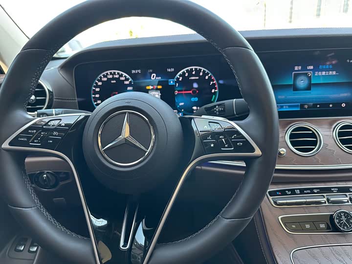 Mercedes-Benz E-Class 2022 E 350 e L — фото 21