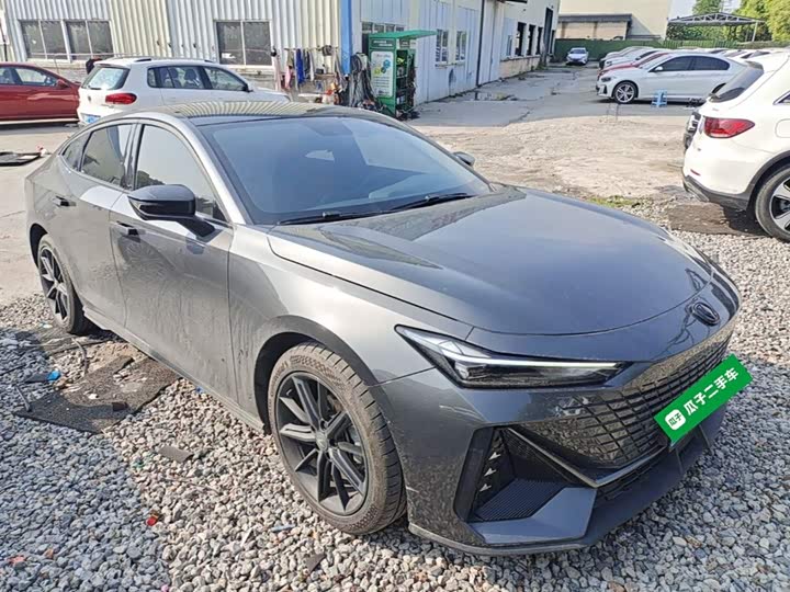 Changan UNI-V 2022 1.5 T Premium — фото 4