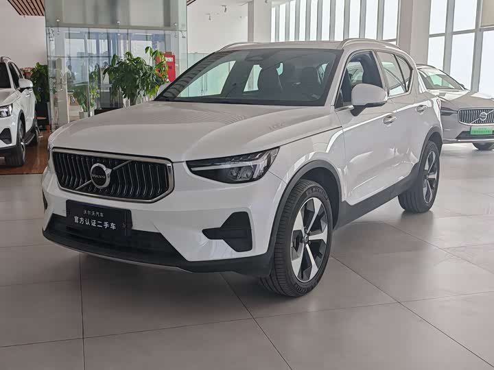 Volvo XC40 2025 B 4 WD — фото 1