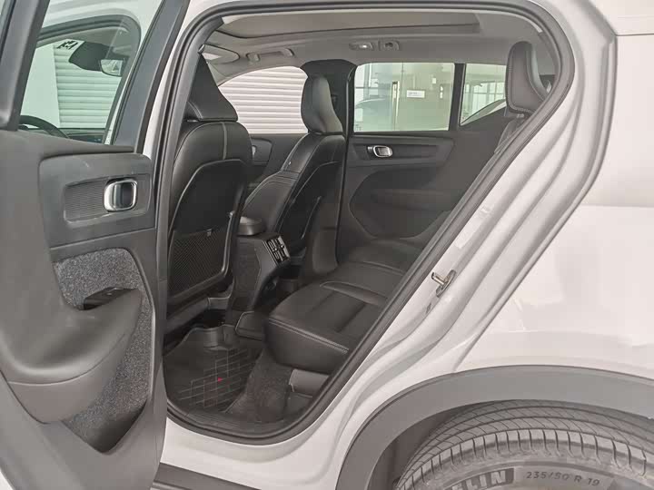 Volvo XC40 2025 B 4 WD — фото 14