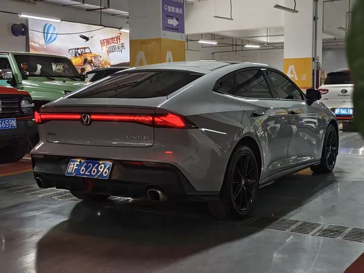 Changan UNI-V 2023 1.5 T Premium — фото 9