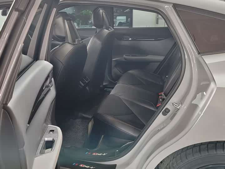 Changan UNI-V 2023 1.5 T Premium — фото 5