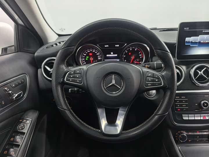 Mercedes-Benz GLA 2018 GLA 200 — фото 7