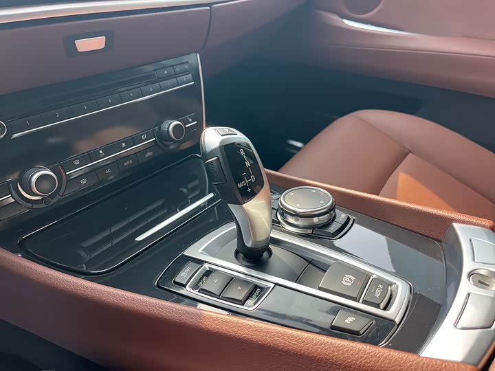 BMW 5-Series 2014 528i Leading — фото 11
