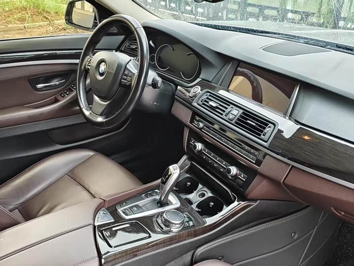 BMW 5 Series 525Li — фото 11