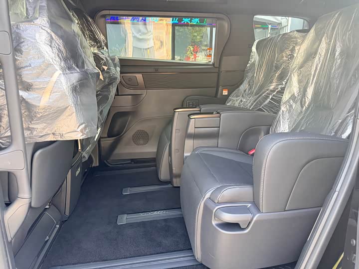Toyota Alphard — фото 13