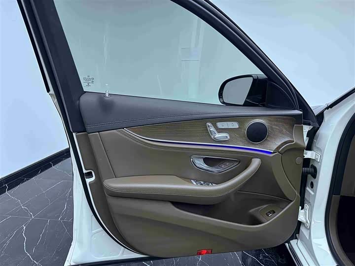 Mercedes-Benz E-Class 2016 E 200 L — фото 17