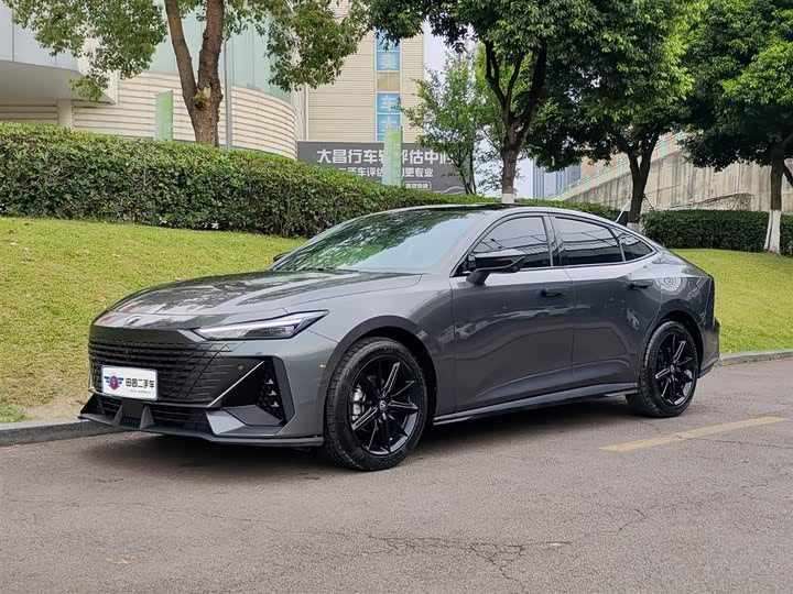 Changan UNI-V 2023 1.5 T Premium — фото 1