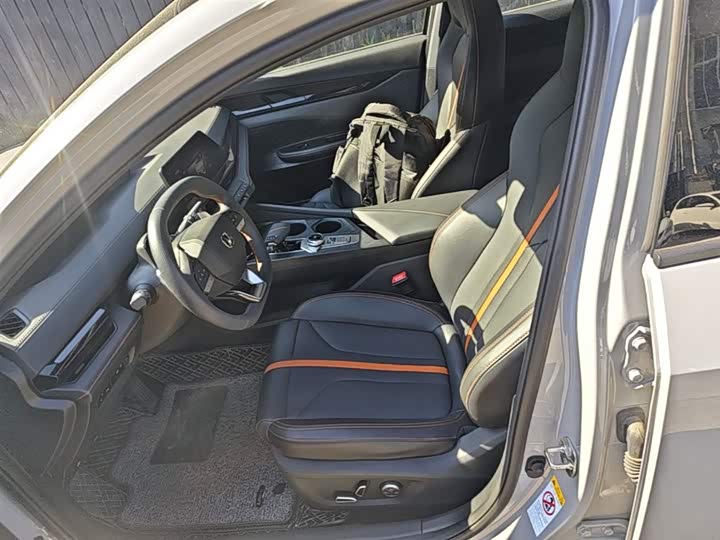Changan UNI-V 2024 1.5 T Premium — фото 15