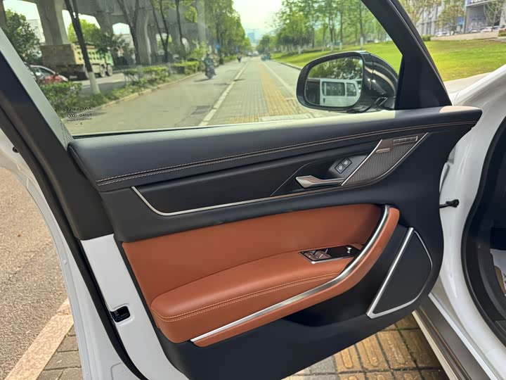 Jaguar XFL 2024 2.0 T P 300 4 WD — фото 6
