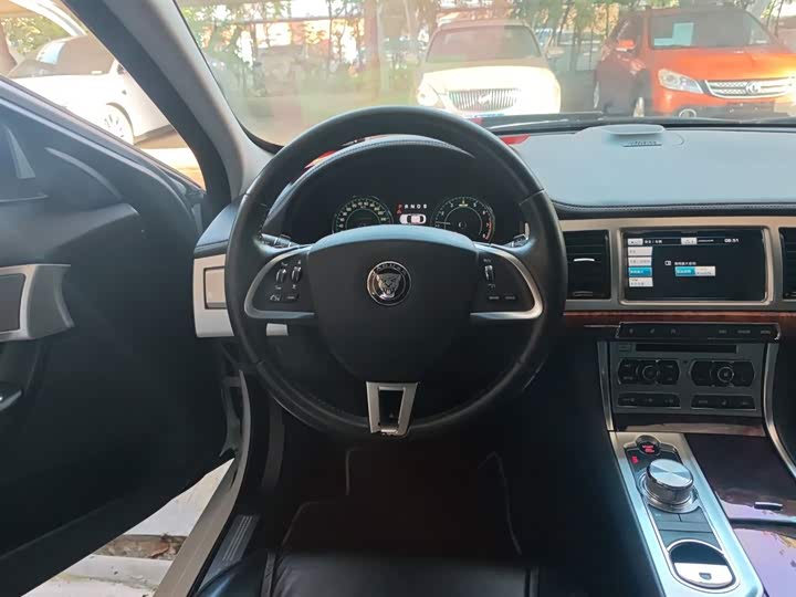 Jaguar XF 2015 XF 2.0 T — фото 11