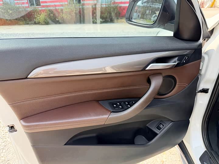 BMW X1 2016 x Drive 20 Li Luxury — фото 9