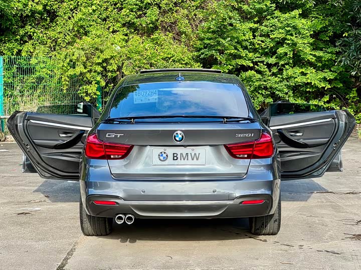 BMW 3-Series 2020 320i M — фото 21