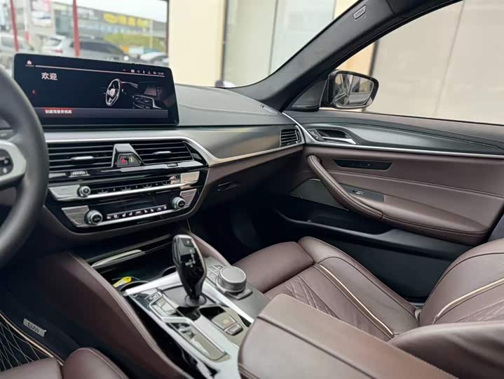 BMW 5-Series 2021 540i M — фото 15