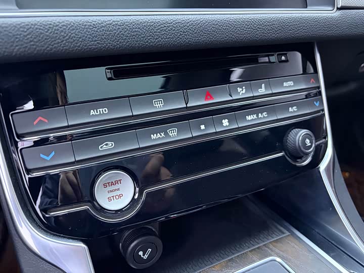 Jaguar XFL 2018 XFL 2.0 T 250 PS — фото 12