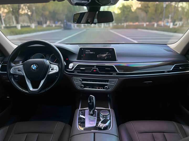 BMW 7 Series 730Li продвинутая — фото 12