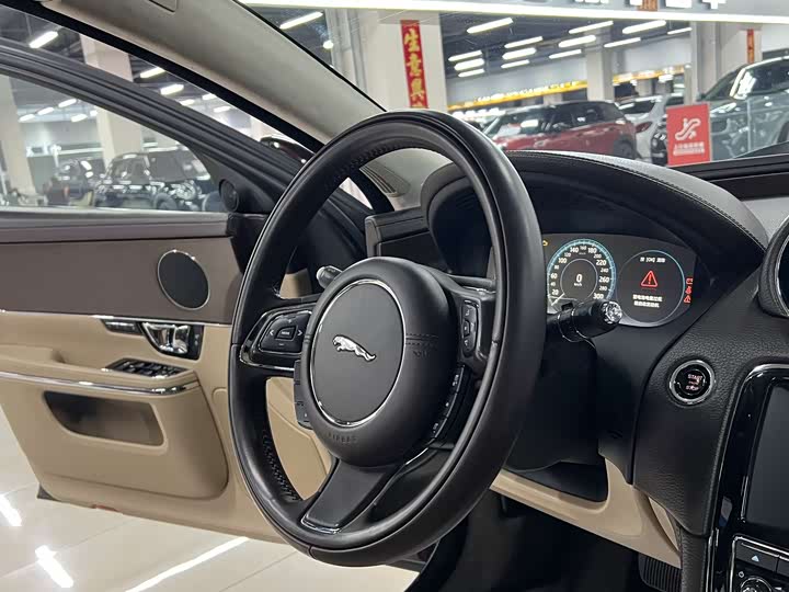 Jaguar XJ 2016 XJL 2.0 T 2 WD — фото 18