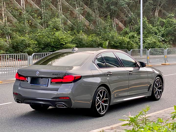 BMW 5-Series 2022 540i M — фото 7