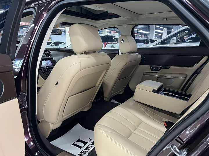 Jaguar XJ 2016 XJL 2.0 T 2 WD — фото 16