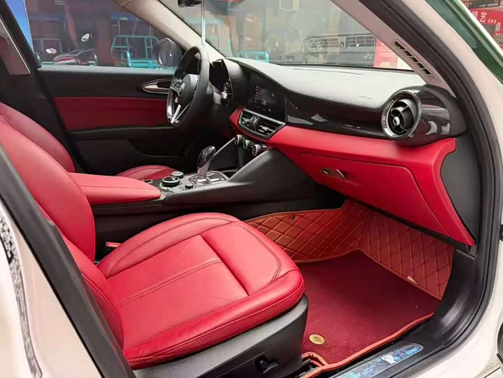 Alfa Romeo Giulia 2018 2.0 T 200 HP — фото 7