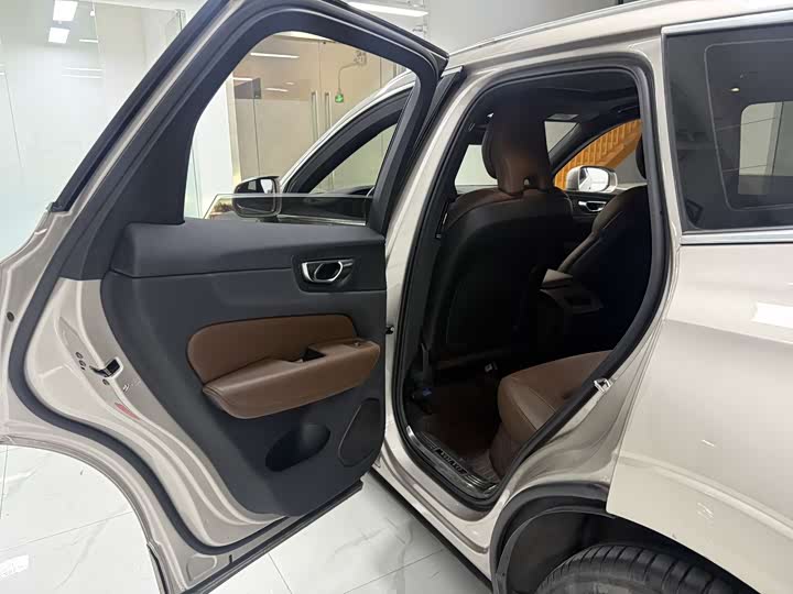 Volvo XC60 2023 B 5 4 WD — фото 13