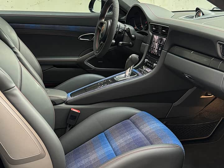 Porsche 911 2017 Carrera GTS 3.0 T — фото 18