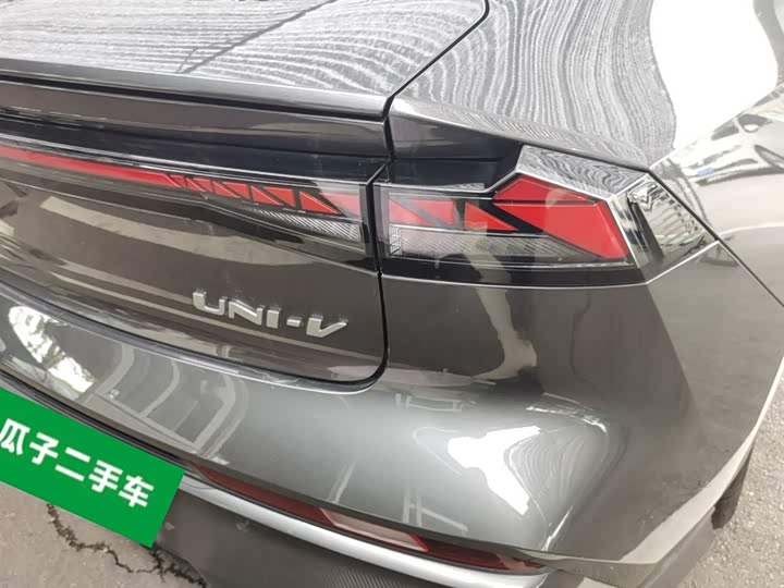 Changan UNI-V 2024 1.5 T Premium — фото 8