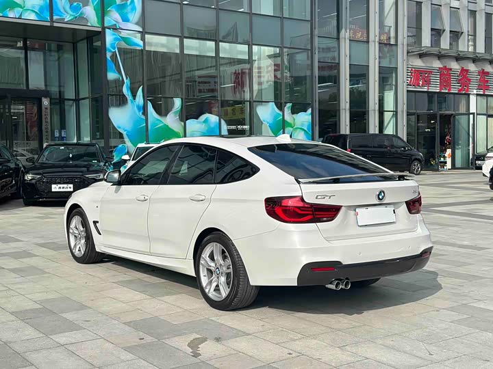 BMW 3-Series 2019 320i M — фото 6