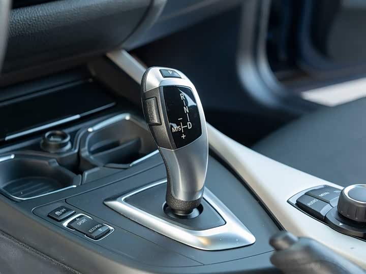 BMW 1-Series 2015 120i Leading — фото 23